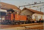 In Reinach SBB rangiert die SBB Em 3/3 18835 Flachwagen für den Zirkus Knie.
